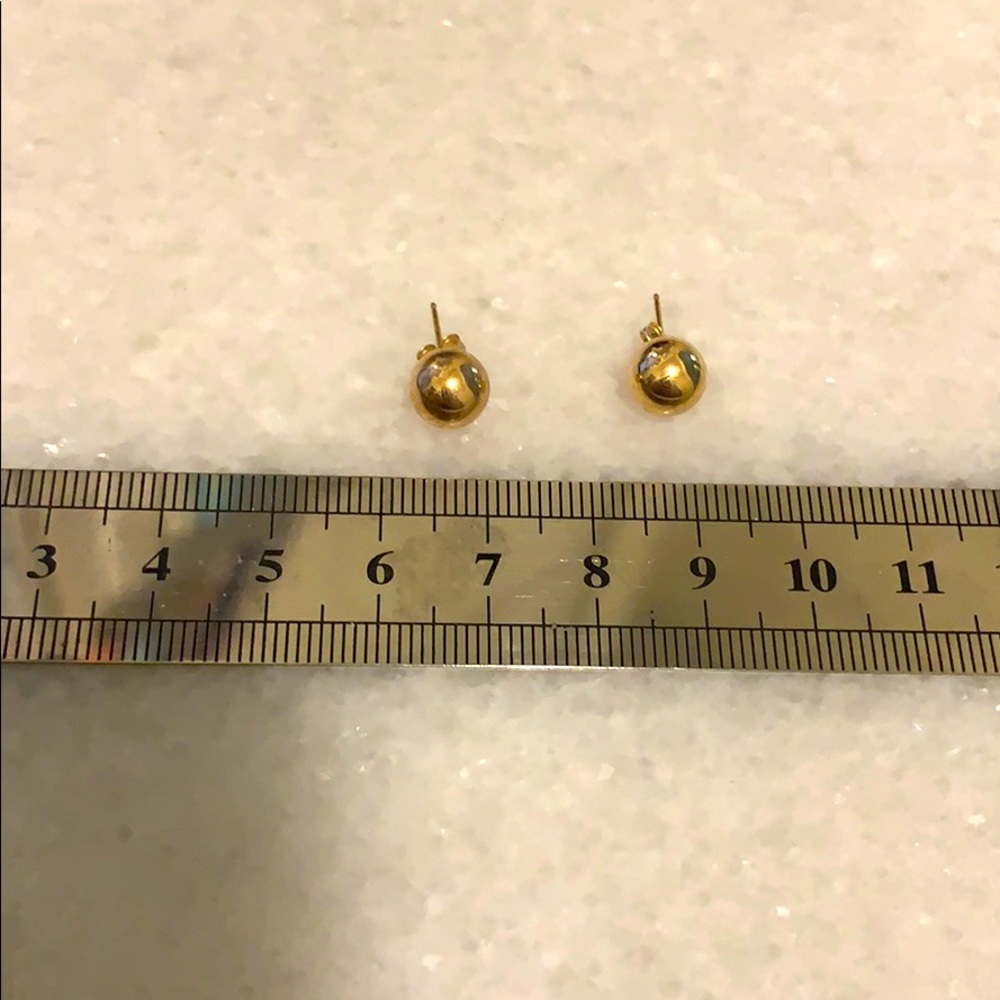 9 carat gold stud earrings